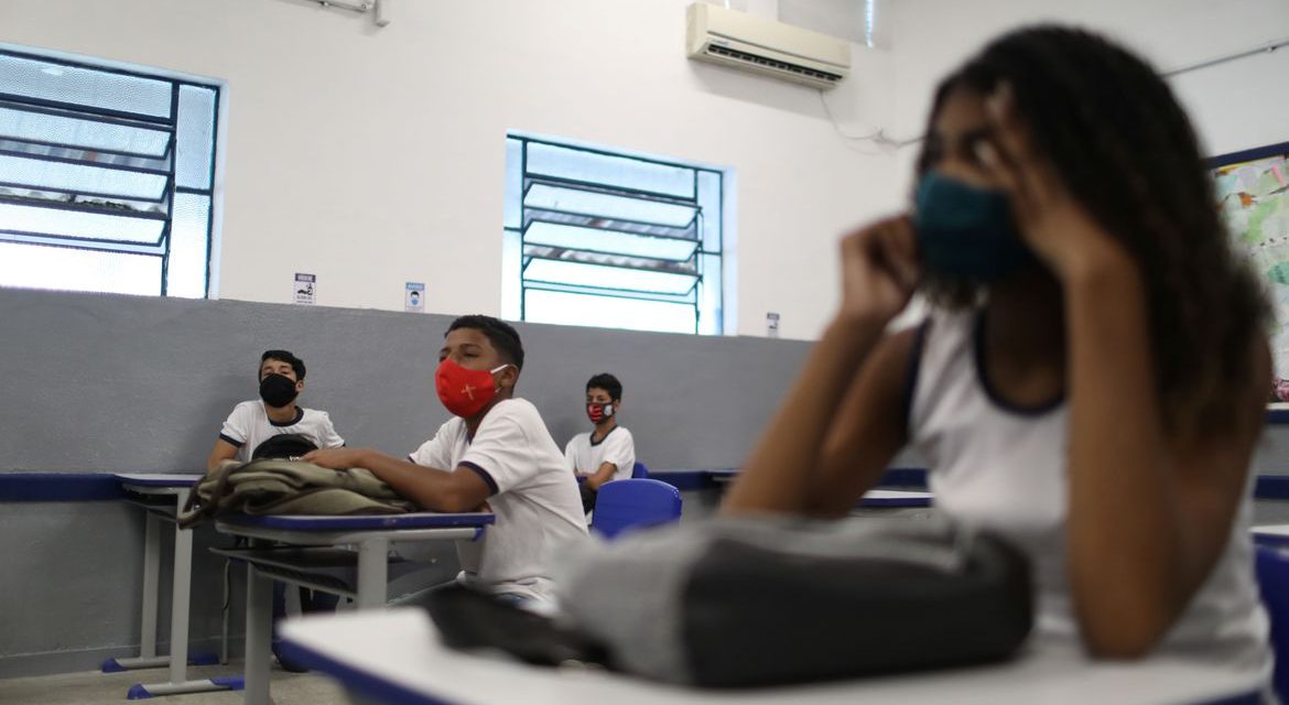 Escolas estaduais e municipais de Goiânia retomam aulas presenciais para mais de 600 mil alunos