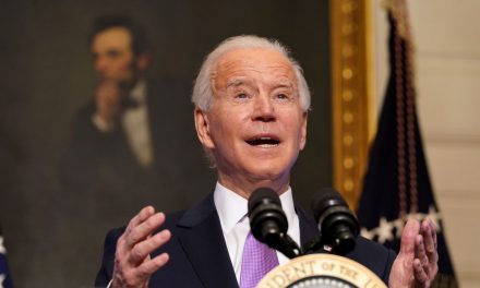 Biden pede revisão de políticas de imigração e tenta reunir famílias