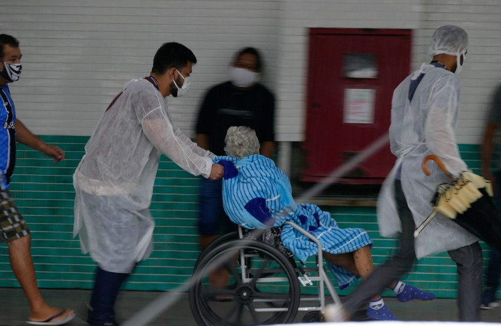 Infectados com a variante de Manaus têm 10 vezes mais vírus no corpo, aponta Fiocruz