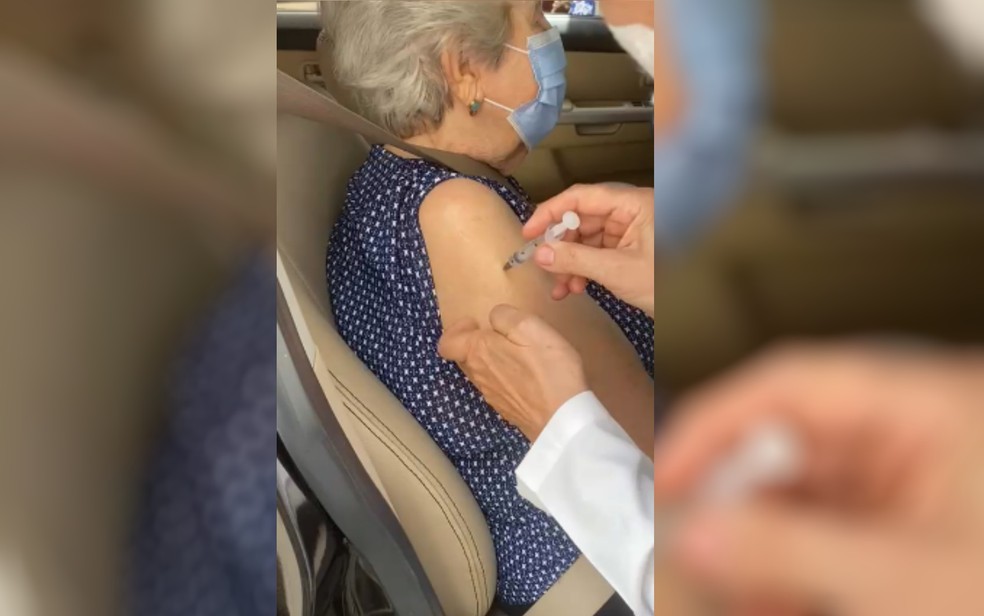 Enfermeira admite ao MP que não injetou o líquido da vacina contra Covid-19 em idosa na 1ª tentativa