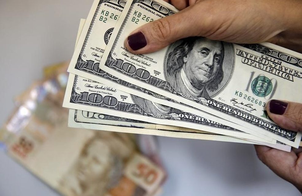 Por que o dólar cai no mundo todo menos no Brasil?