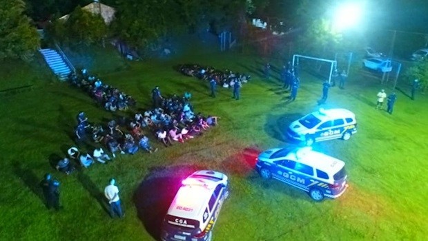 Fiscalização interdita festa clandestina em Goiânia com 200 pessoas, todas sem máscara