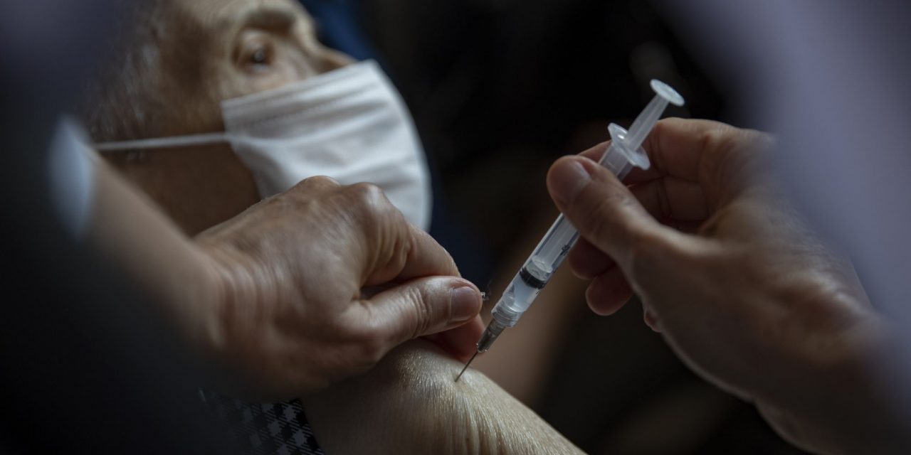Governo de Goiás amplia cobertura vacinal para idosos entre 80 e 84 anos