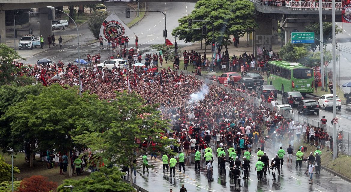 PM dispersa torcedores que se aglomeravam no entorno do Maracanã