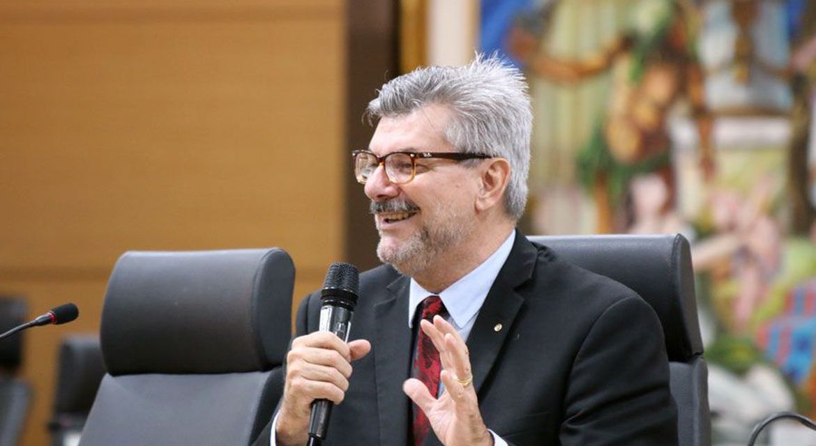 Ministro do STJ é internado com covid-19 em Brasília