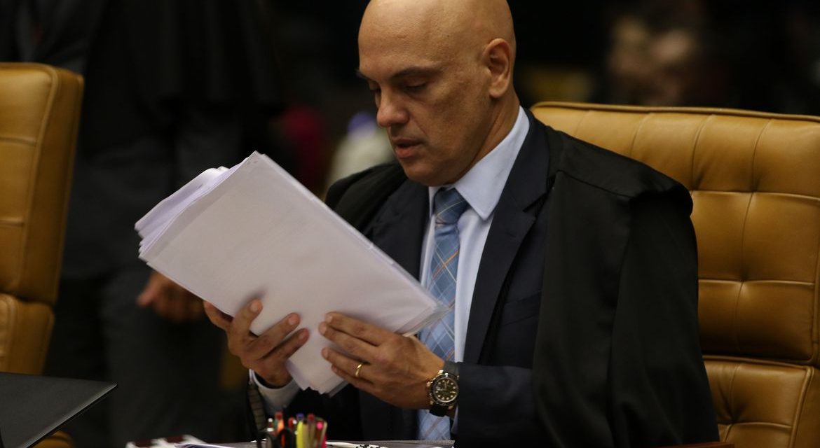 Moraes pede vista e suspende julgamento no STF sobre decretos das armas