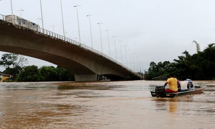 Rio Acre transborda e famílias estão desabrigadas em Rio Branco