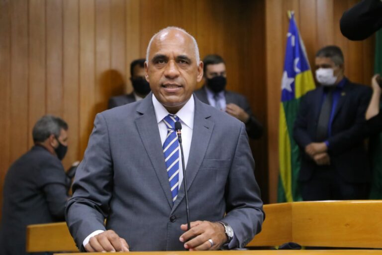 Renda Família municipal no valor de R$300 é sancionada pelo prefeito