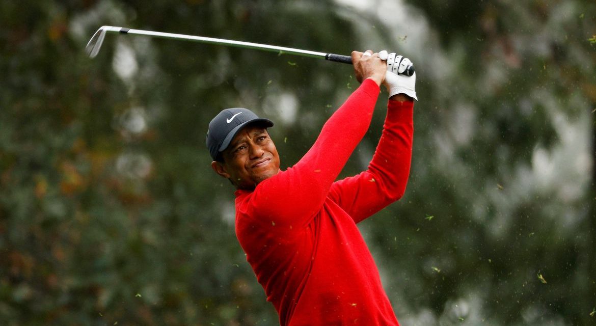 Tiger Woods é hospitalizado com ferimentos após acidente de carro