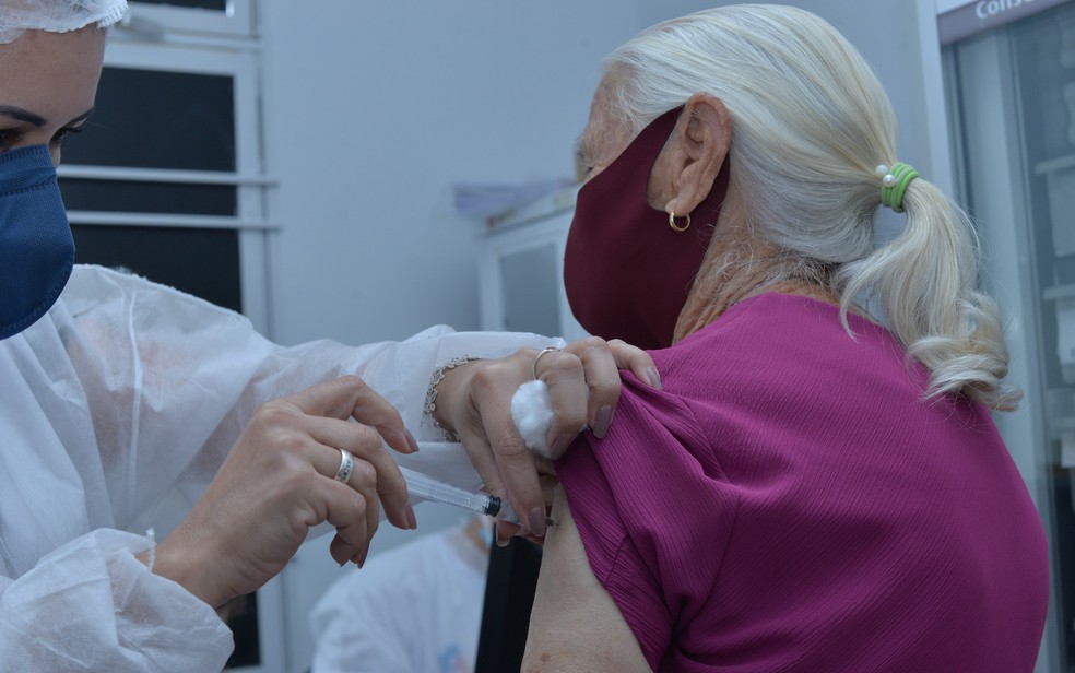Aparecida de Goiânia vacina idosos acima de 75 anos contra Covid-19