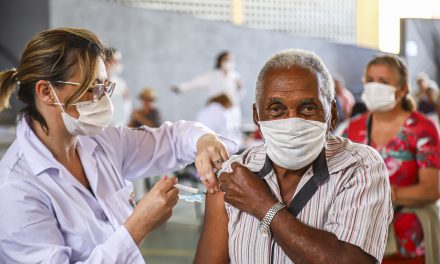 Anápolis começa a vacinar contra a Covid-19 idosos acima de 75 anos