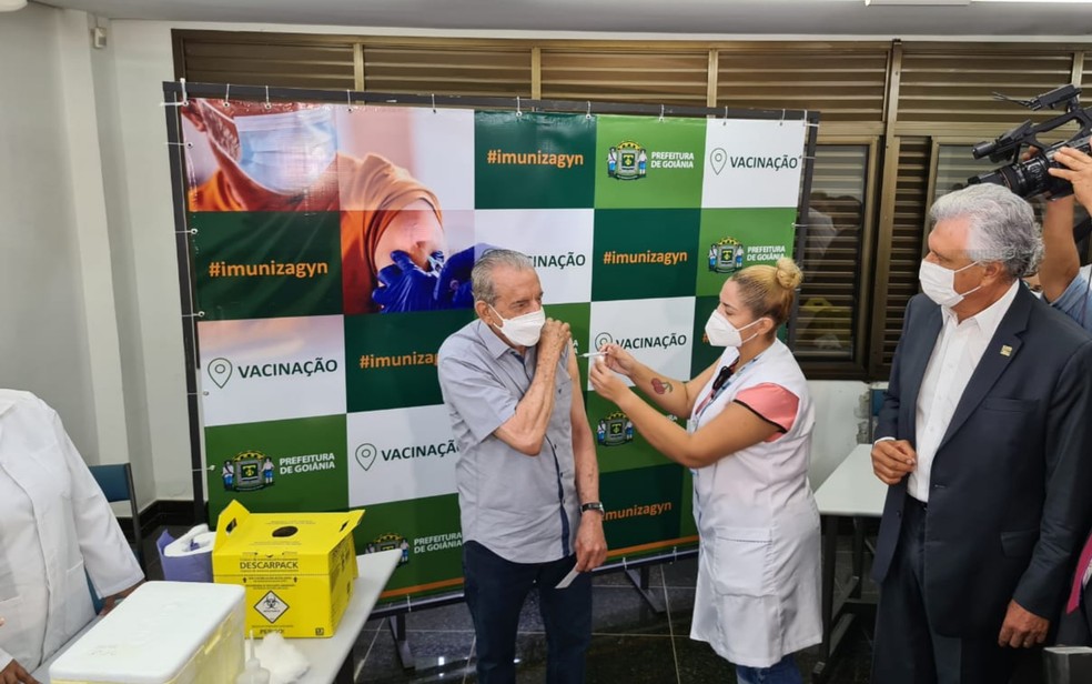 Iris Rezende é vacinado em Goiânia