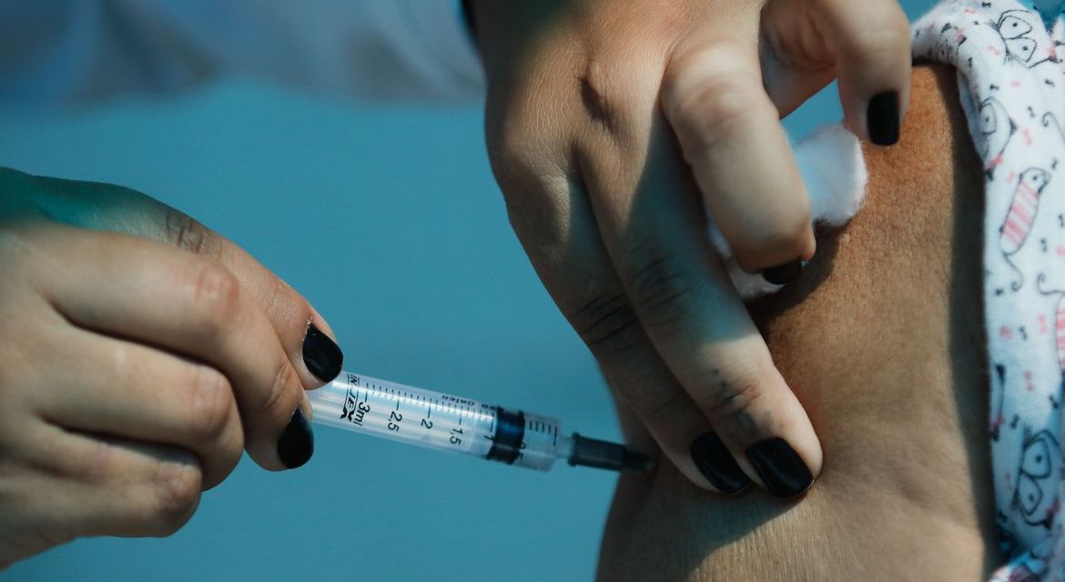 Estados e municípios criam páginas com dados diários da vacinação