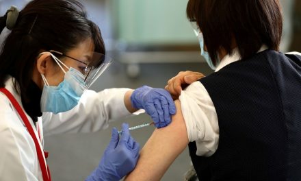 Vacinação será essencial para sucesso da Olimpíada, diz Yoshihide Suga