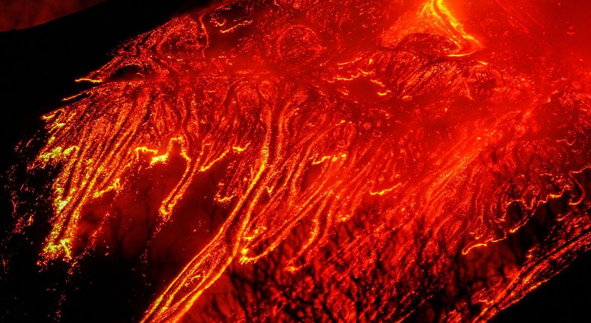 Monte Etna ilumina noites na Itália com explosões e fontes de lava