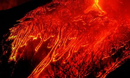 Monte Etna ilumina noites na Itália com explosões e fontes de lava