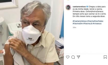 Caetano Veloso é vacinado contra a Covid-19 no Rio