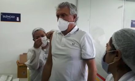 Governador Ronaldo Caiado é vacinado em Goiânia