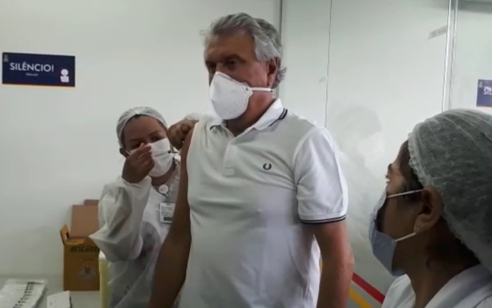 Governador Ronaldo Caiado é vacinado em Goiânia