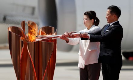 Revezamento da tocha olímpica de Tóquio deixa população dividida