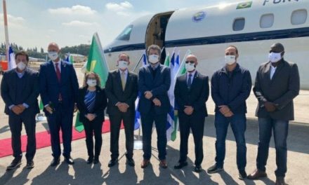 Comitiva brasileira é obrigada a usar máscara em Israel
