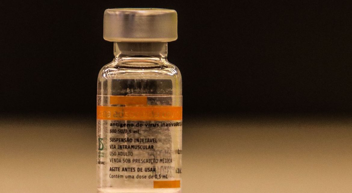 Servidores voltam a denunciar falta de doses em frascos de vacina contra Covid-19