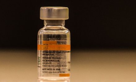 Servidores voltam a denunciar falta de doses em frascos de vacina contra Covid-19