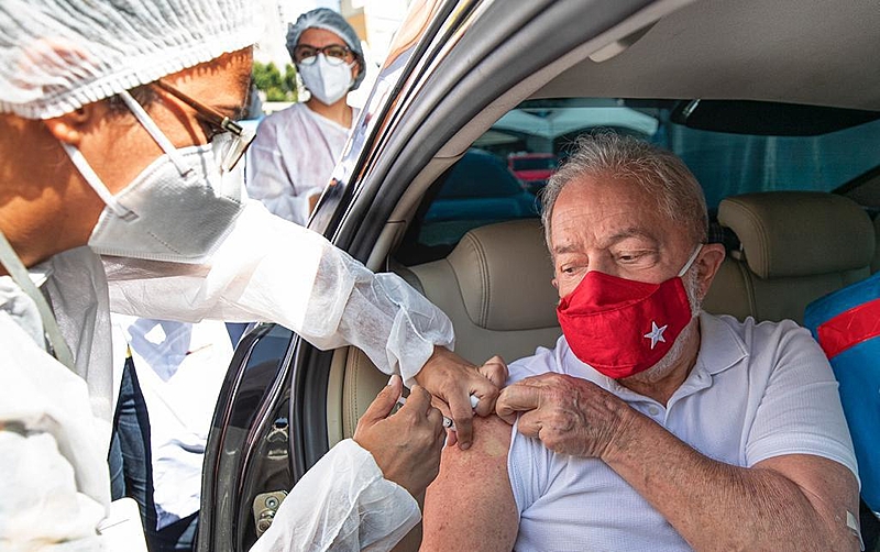 Lula toma 1ª dose de vacina contra o coronavírus