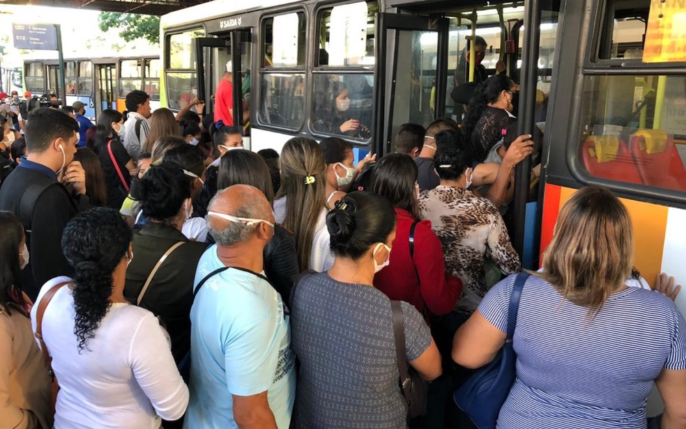 Uso de ônibus nos horários de pico está restrito a trabalhadores essenciais da Grande Goiânia