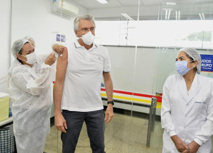 Governador Ronaldo Caiado recebe segunda dose da vacina contra Covid-19