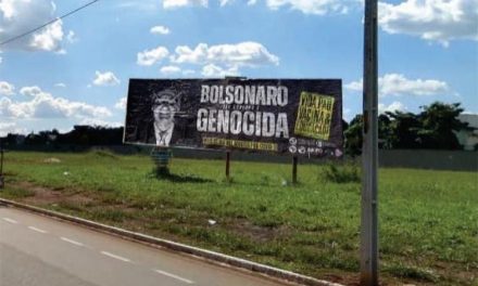 União dos Estudantes fixa 13 outdoors com a frase “Bolsonaro Genocida” em Goiânia