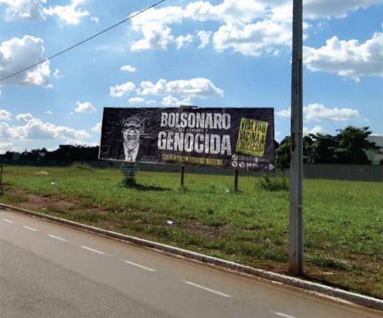 União dos Estudantes fixa 13 outdoors com a frase “Bolsonaro Genocida” em Goiânia