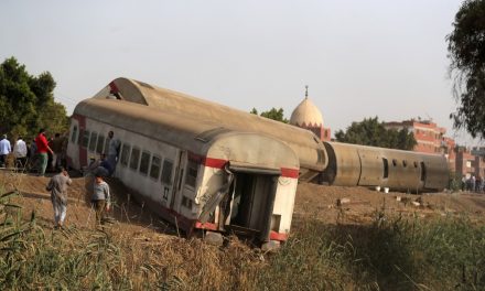 Trem descarrila e deixa 11 mortos e mais de 90 feridos no Egito