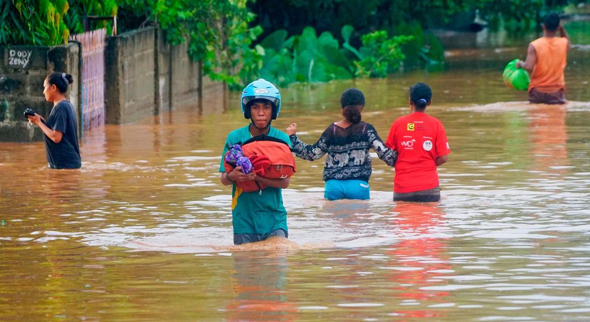 Ciclone tropical mata ao menos 97 na Indonésia e no Timor Leste