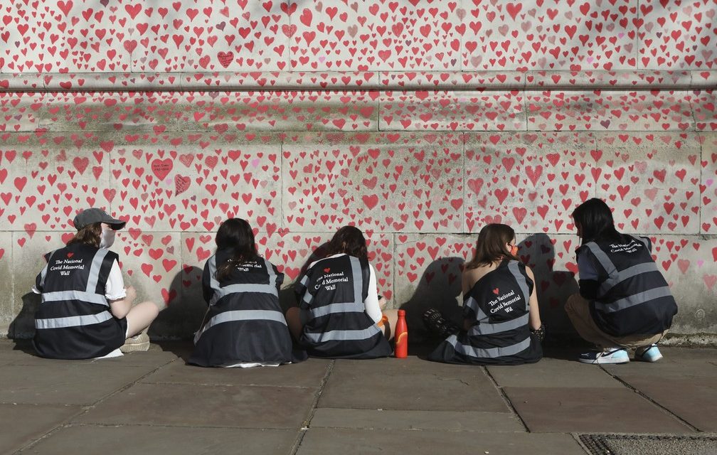Famílias pintam milhares de corações em homenagem às vítimas da Covid-19 na Inglaterra