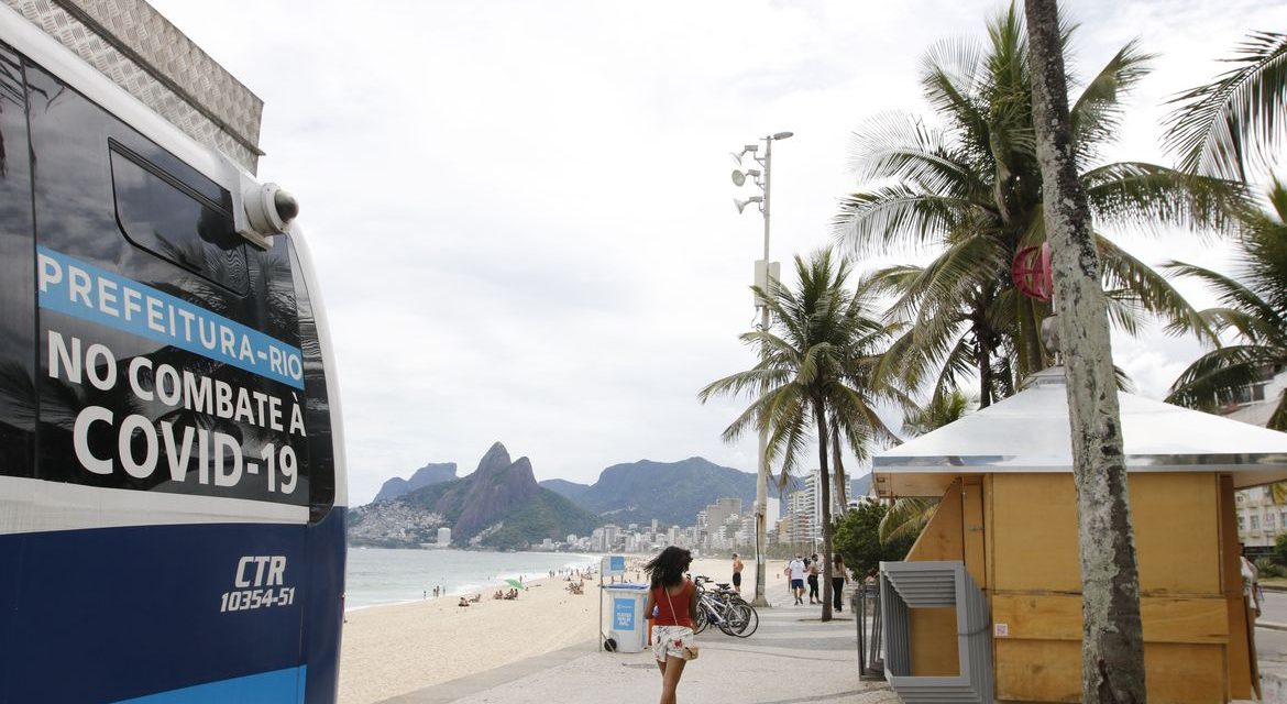 Rio de Janeiro flexibiliza comércio e permanência nas praias