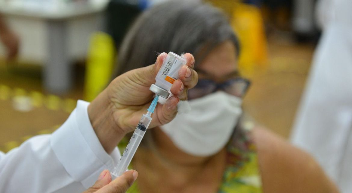Covid-19: Goiânia retoma vacina em idosos com mais de 62 anos e trabalhadores da saúde