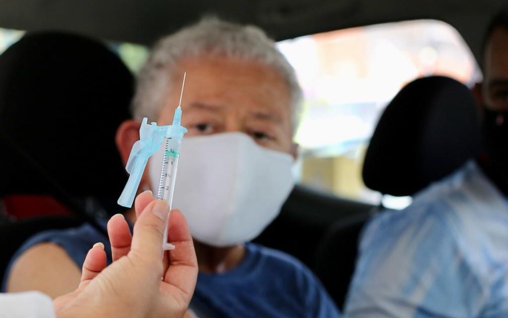 Goiânia começa a vacinar contra Covid-19 idosos com 62 anos; veja locais