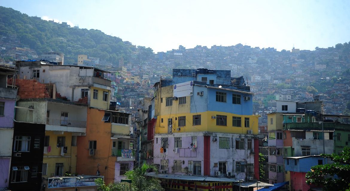Mães em favelas têm pouco tempo para cuidar de crianças na pandemia