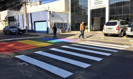 Desembargador determina retirada de faixa contra LGBTfobia em Goiânia