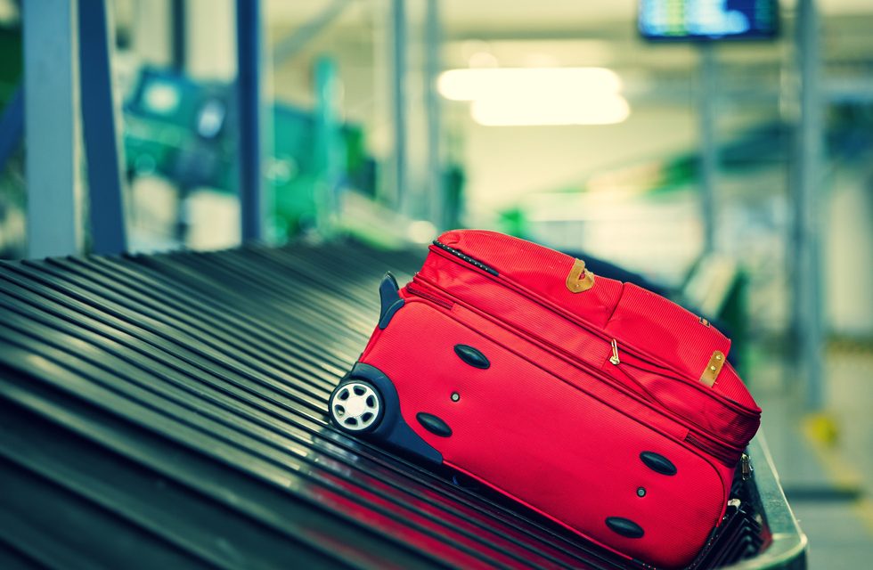 Justiça condena empresa aérea a indenizar passageira por extravio de bagagem