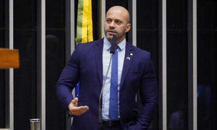 Relator apresenta parecer pelo afastamento por seis meses do deputado Daniel Silveira