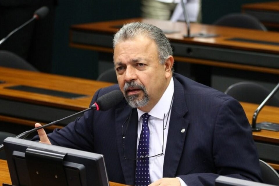Deputado goiano quer suspender portaria que aumenta salário de Bolsonaro, Mourão e ministros