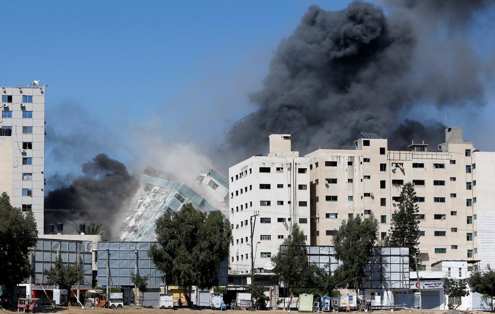 8 crianças palestinas morrem em ataque de Israel a Gaza; prédio de TV colapsa