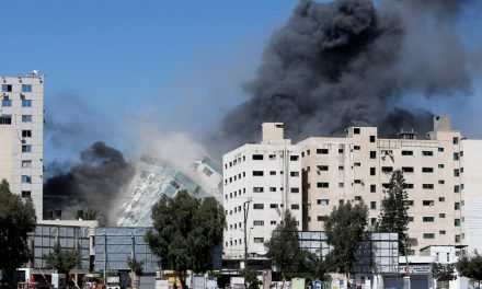8 crianças palestinas morrem em ataque de Israel a Gaza; prédio de TV colapsa