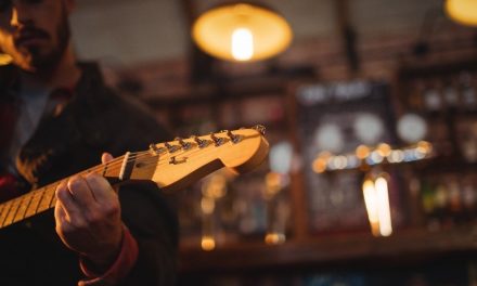 Novo decreto autoriza apresentações “voz e violão” nos bares de Goiânia