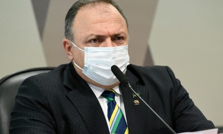 Governo desistiu de intervenção no AM por crise do oxigênio após ouvir governador, diz Pazuello