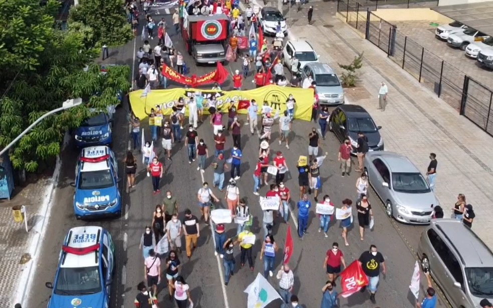Goiás tem protestos contra Jair Bolsonaro e a favor da vacina