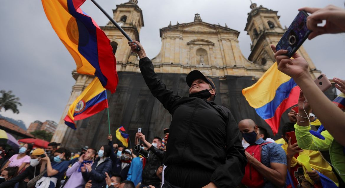 Mortes em protestos aumentam, e Colômbia espera nova onda de covid-19