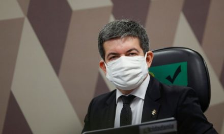 Randolfe Rodrigues solicita convocação de Bolsonaro para CPI da pandemia